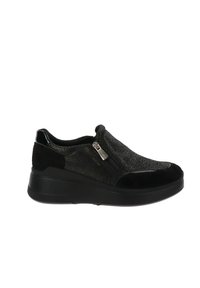 Chaussure noire à enfiler avec dessus texturé, fermeture éclair latérale et semelle épaisse conçue pour un port facile et confortable.