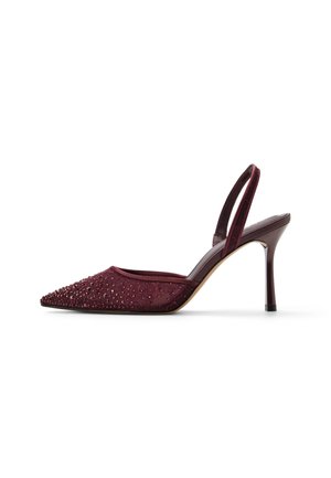 Escarpin slingback bordeaux à bout pointu avec des ornements en strass sur le devant et un talon aiguille fin.