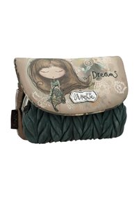 Billetera compacta con una base texturizada verde y una solapa beige que presenta un diseño impreso de una niña y un gato, acentuado con bordados y lentejuelas.