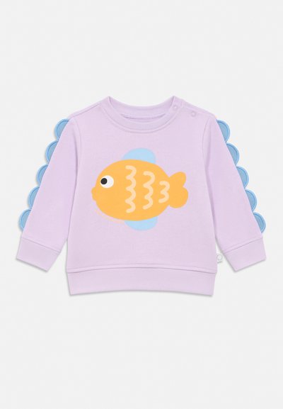 Λιλά μακρυμάνικο φούτερ για νήπια με μπλε υφασμάτινες πτέρυγες στα μανίκια και μεγάλο πορτοκαλί ψάρι στο μπροστινό μέρος.