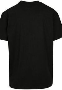 Črna bombažna majica s klasičnim okroglim izrezom, kratkimi rokavi in sproščenim krojem. Gladka tekstura brez vidnih vzorcev ali poudarkov.