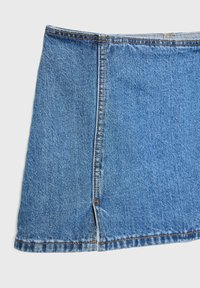 Blauer Jeansrock mit Seitennaht, kleinem Frontschlitz und kontrastierenden orangefarbenen Nähten auf einem hellen Hintergrund.