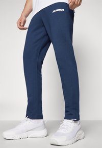 Hummel ELEMENTAL TAPERED PANTS - Joggebukse - dress blues