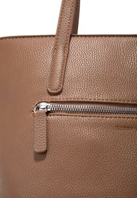 Borsa a spalla in finta pelle marrone con texture, dotata di tasca con zip, manici piatti e un design semplice. Presenta un'etichetta del marchio subtlemente impressa sul lato.