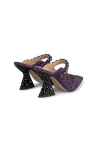 Mule viola in suede con accenti di cristallo, punta affusolata e un unico tacco conico di gioielli neri. Texture decorata con motivi ornamentali.