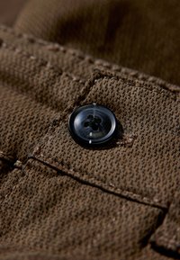Lindbergh STRUCTURE SUPERFLEX - Pantalones chinos - brown