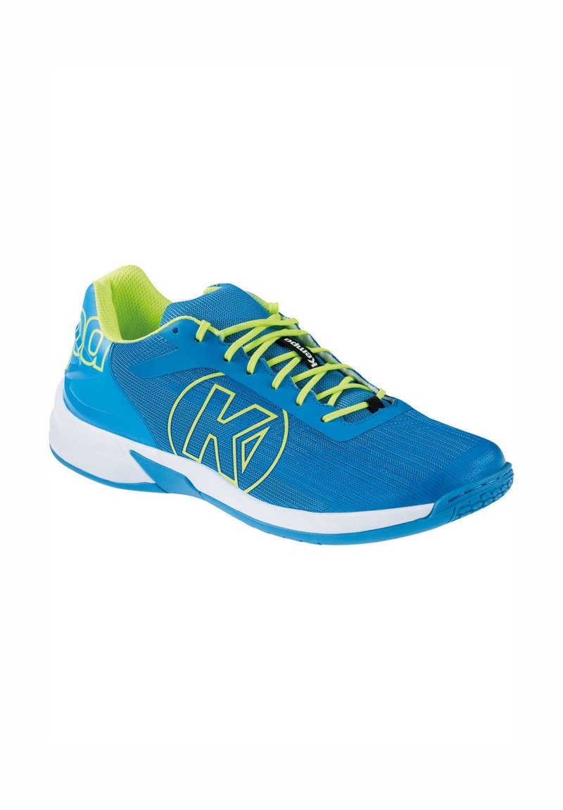Blauwe sportschoen met een gestructureerde mesh bovenkant, neon groene accenten en een witte zool. Kenmerken zijn onder andere een opvallend logo en contrasterende veters.