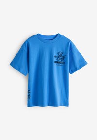 Blaues Baumwoll-T-Shirt mit kurzen Ärmeln, Rundhalsausschnitt und schwarzem "Los Angeles"-Textgrafik auf der Vorder- und Seitenfläche.