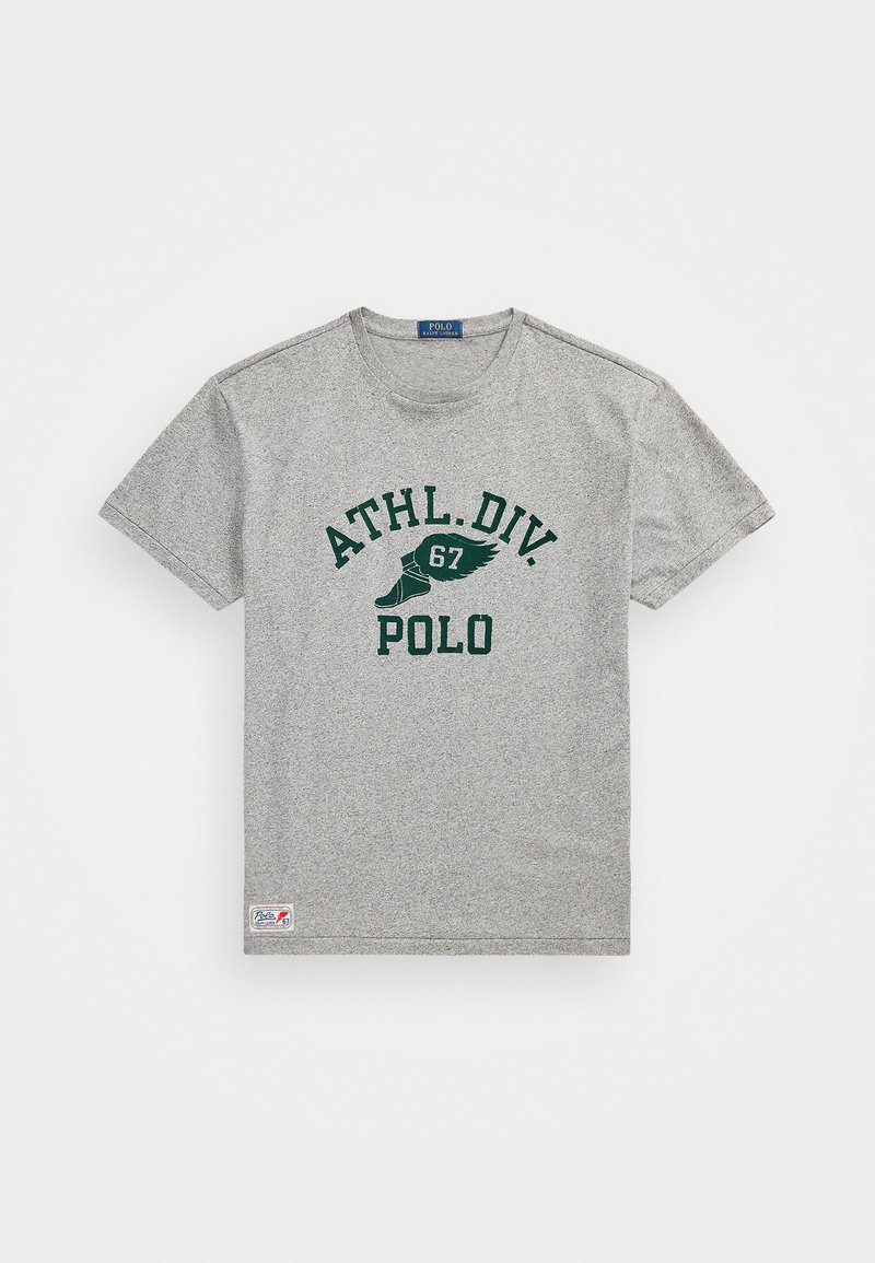 Harmaat lyhythihaiset T-paidat, joissa on pyöreä pääntie. Paidassa on vihreä painatus "ATHL. DIV. 67 POLO" ja logo-osa alahelassa.