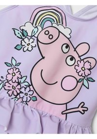 Lila badkläder med en framträdande rosa tecknad gris, omgiven av blommor och en regnbåge, med volangdetaljer nertill.