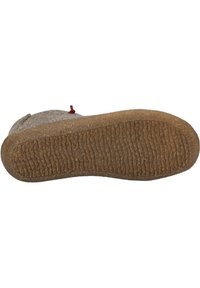 Płaskie kapcie z szarym filcowym wierzchem, z czerwonym akcentem i teksturowaną brązową gumową podeszwą z żebrowanymi wzorami.