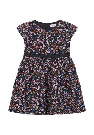 Czarna sukienka w kwiaty z krótkimi rękawami, zdobiona wielobarwnymi kwiatami i dopasowaną talią. Lekka tkanina, marszczony dół oraz zapięcie z tyłu.