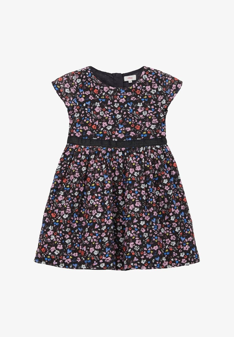 Robe fleurie noire à manches courtes, ornée de fleurs multicolores et d'une taille cintrée. Tissu léger, jupe froncée et fermeture au dos.