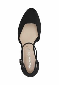 Escarpin en daim noir à talons hauts avec un bout pointu, des côtés ouverts et une bride à la cheville. Il présente une semelle intérieure beige avec un logo en argent.