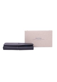 Portefeuille en cuir noir avec une texture lisse, présentant un design simple et pliable. Accompagné d'une boîte en papier kraft marquée du nom de la marque.