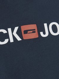 Tmavá látka s bielym čiastočným textom a oranžovým štvorcovým logom so štýlizovaným okom alebo vodorovnou čiarou v strede.