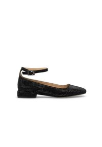 Ballerines en suède noir avec un motif texturé en grille, bout pointu et un petit talon épais. Comprend une sangle à la cheville avec une boucle.