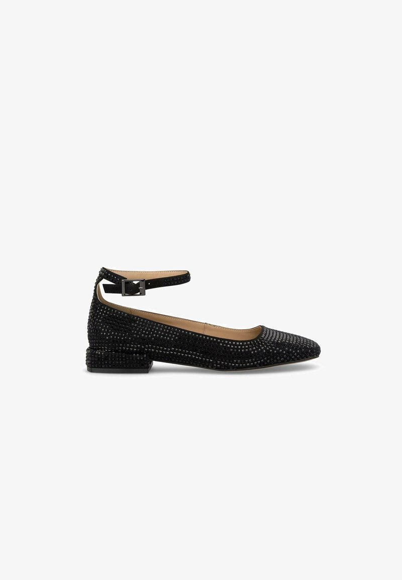 Ballerines en suède noir avec un motif texturé en grille, bout pointu et un petit talon épais. Comprend une sangle à la cheville avec une boucle.