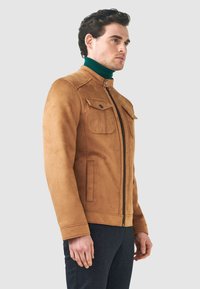 Pierre Cardin Jacka i konstläder - beige