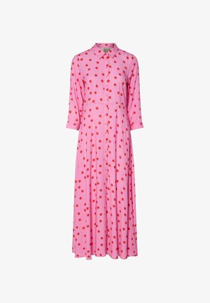 Vaaleanpunainen napillinen mekko punaisilla pilkuilla, jossa on kaulus, kolmivartiset hihat ja vartalonmyötäinen A-linja.