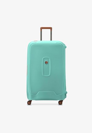 Turquoise harde koffer met een gestructureerd oppervlak, dubbele spinnerwielen en een bruine uitschuifbare handgreep. Centrale vergrendelingsmechanisme aan de voorkant.