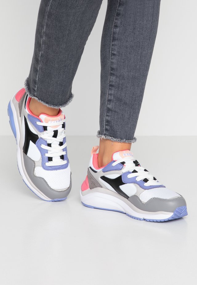 WHIZZ RUN - Sneakers basse - super white/calypso coral