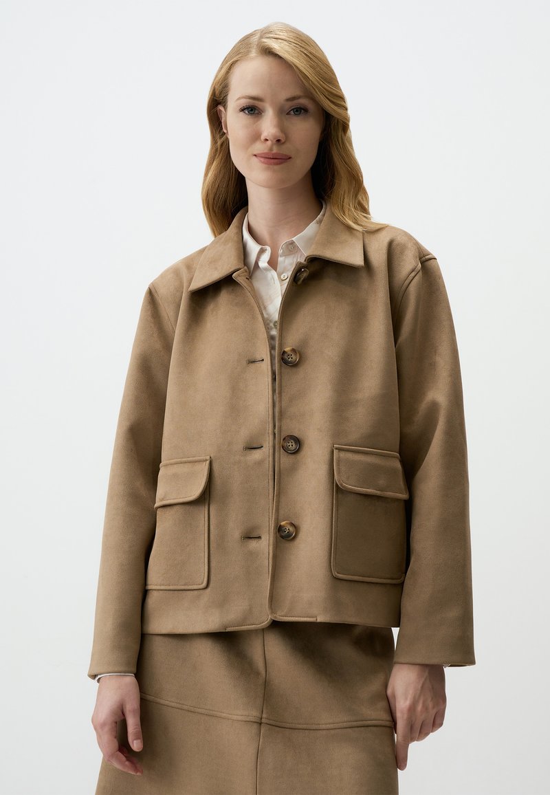 Giacca in camoscio marrone con colletto classico, quattro tasche frontali e chiusura a bottoni. Presenta una vestibilità rilassata e una texture liscia.