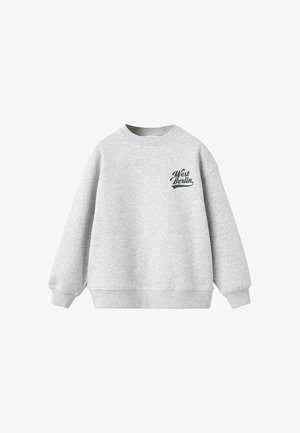 Lys grå sweatshirt med rund hals, løs pasform og ribbede manchetter. Har grøn tekst "West Berlin" på venstre brystområde. Blød tekstur.