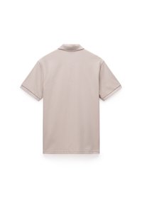 Kortærmet polo skjorte i lys beige, lavet af glat stof. Har en klassisk krave og pæne syninger. Kun bagvinkel.