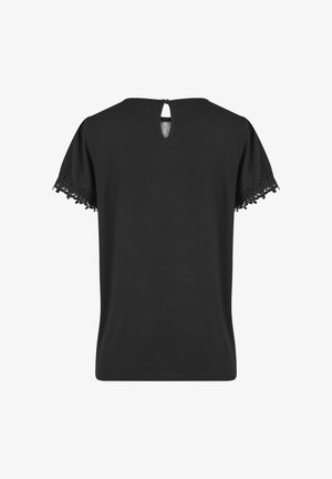 Haut noir à manches courtes avec bordure en dentelle sur les manches, fermeture au dos avec un trou en forme de clé, et une texture douce et lisse. Design simple et classique.