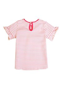 T-shirt a righe con maniche corte, caratterizzato da righe rosse e rosa su uno sfondo bianco, con un dettaglio di apertura a chiave con bottone sul retro e maniche svasate.