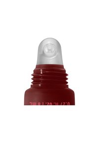 Bouteille cylindrique rouge avec un applicateur à rouleau transparent. Texture lisse avec un graphique audacieux dans une couleur contrastante près de la base.