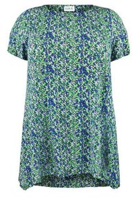 Blommigt mönstrad topp med rund halsringning, korta ärmar och flytande design. Färgerna inkluderar blått, grönt och vitt på ett mjukt, lätt tyg.