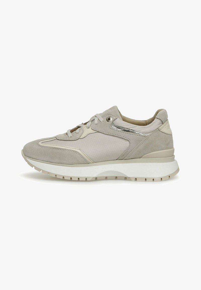 Grå sneaker med överdel i mocka och textil, med metalldetaljer, snörning och en tjock vit sula med ett strukturerat mönster.