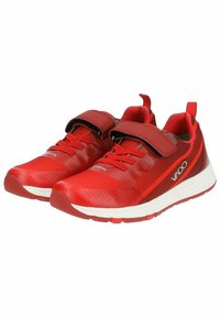 Scarpe da ginnastica rosse con una texture liscia e lucida, dotate di una fascia in velcro, lacci e una suola in gomma bianca. Accentuate da un logo sul lato.