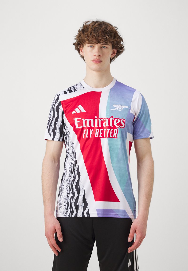 Maillot à manches courtes Adidas présentant un dégradé de sections rouge, bleu et blanc, avec des motifs abstraits noirs et le texte "Emirates Fly Better".