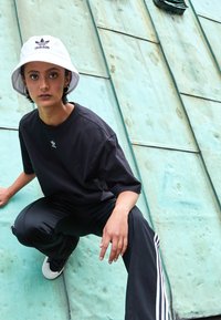 adidas Originals TEE - Paprasti marškinėliai - black/white