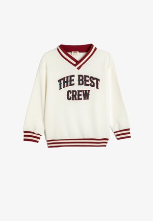 Witte pullover met een V-hals, voorzien van geborduurde rode en blauwe tekst "THE BEST CREW." Rood gestreepte ribgebreide boorden en zoom. Zachte textuur.