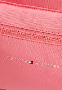 Tommy Hilfiger ESSENTIAL UNISEX - Mochila - glamour pink