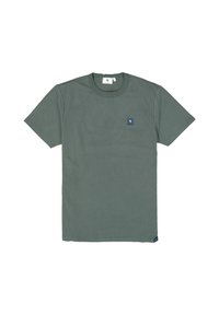 Groene katoenen t-shirt met korte mouwen, ronde hals en een klein blauw logo-opdruk op de linkerborst. Gladde textuur, eenvoudig ontwerp.