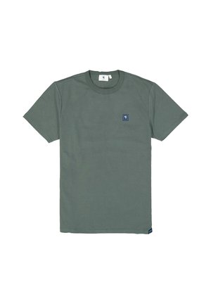 Groene katoenen t-shirt met korte mouwen, ronde hals en een klein blauw logo-opdruk op de linkerborst. Gladde textuur, eenvoudig ontwerp.