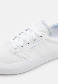 Adidas Skateboarding 3MC VULC - Sapatilhas - footwear white/halo blue