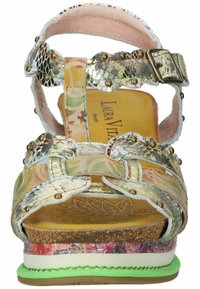 Sandale colorée avec des sangles à motifs multiples, des accents métalliques et une semelle intérieure rembourrée. Dotée d'une semelle en caoutchouc verte et d'une sangle de cheville ajustable.