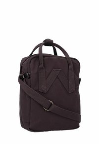 Borsa in tessuto viola scuro con doppi manici superiori e una tracolla staccabile. Caratterizzata da un materiale texturizzato e un accento geometrico sulla parte frontale.