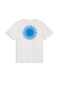 Witte katoenen t-shirt met een grote blauwe zonnestraal grafiek op de achterkant. Korte mouwen en een ronde halslijn met een zachte textuur.