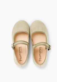 Grüne Wildleder-Mary-Jane-Schuhe mit abgerundetem Zehenbereich, Riemen mit Metallschnalle und gepolstertem Innenbereich. Markenname auf der Innensohle aufgedruckt.