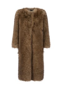 Brązowy płaszcz z sztucznego futra o długiej sylwetce, szerokich rękawach i puszystej teksturze. Dekolt jest okrągły, bez zapięć.