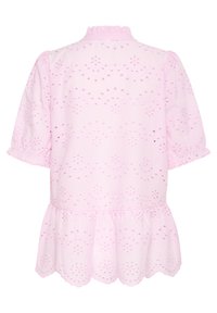 Rosa Broderie-Anglaise-Kleid mit einem gerafften Ausschnitt und Puffärmeln. Gezackter Saum und florale Muster über den gesamten Stoff verteilt.