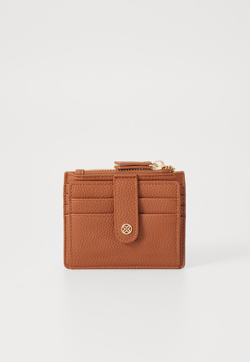 Portefeuille en cuir texturé marron avec une fermeture éclair, plusieurs emplacements pour cartes, et un rabat avant avec un bouton décoratif.