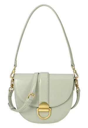 Lysegrå læder crossbody taske med buet klap, guldfarvet lås, justerbar rem og aftagelig skulderrem på hvid baggrund.
